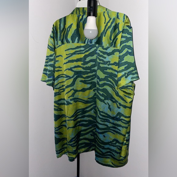 ASOS DESIGN Relaxed Revere Satin Shirt in Green Flouro Animal Print - Picture 1 of 4
